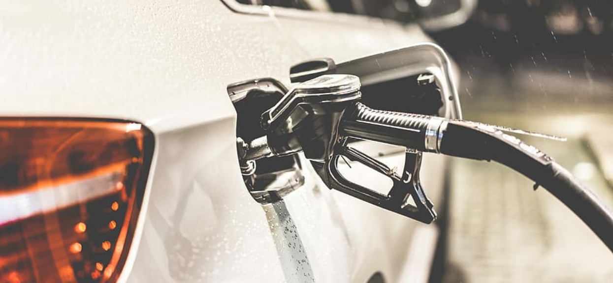 Tankujesz swoje auto w drodze z pracy do domu? Specjaliści biją na alarm, ponosisz wielką stratę