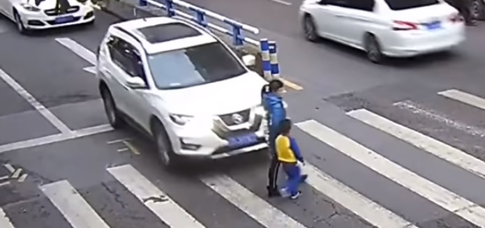 Samochód przejechał mamę na oczach małego dziecka. Reakcja jej synka uchwycona na wideo porusza najtwardsze serca