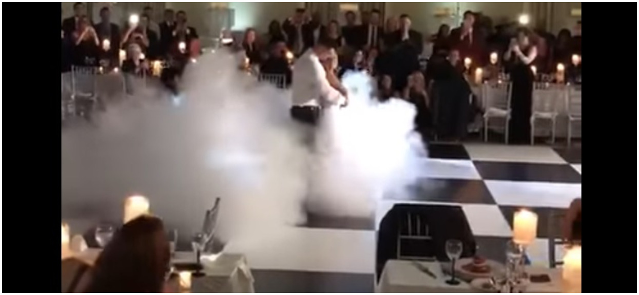 Para młoda utonęła nagle w gęstej mgle. Gościom opadły żuchwy, kiedy rozpoczęli swoje show (WIDEO)
