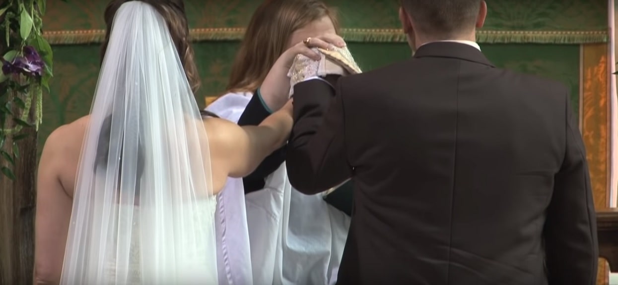 Młoda para już miała opuścić kościół, ale zamiast tego z poważną miną odwróciła się do gości. Nie mieści się w głowie, co zrobili później