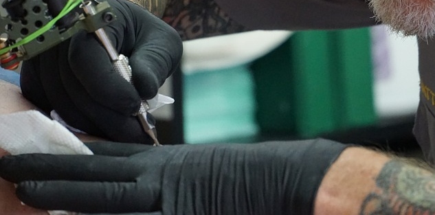 Robią sobie malutki tatuaż by oznaczyć swoją okrutną tożsamość. Lepiej trzymać się od nich z daleka