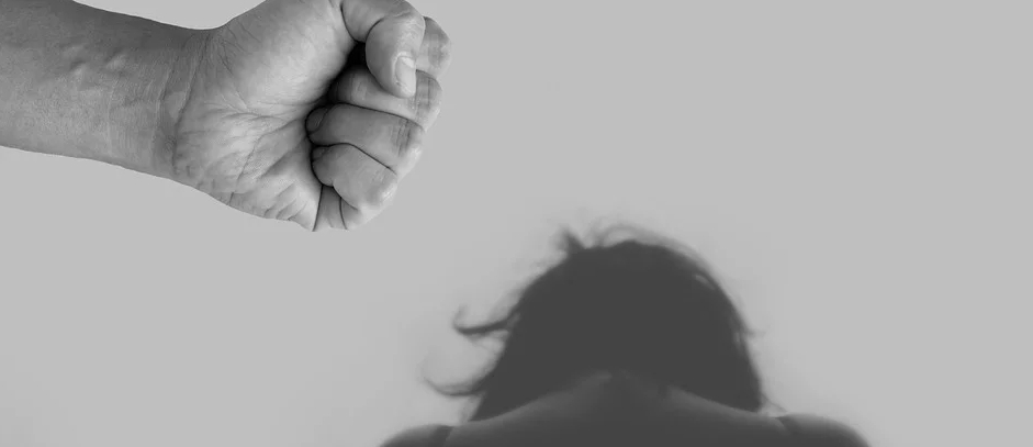 Mąż bezlitośnie maltretował żonę, nie przestał nawet przy policji. Powód nie mieści się w głowie, niepokojąca relacja TVN