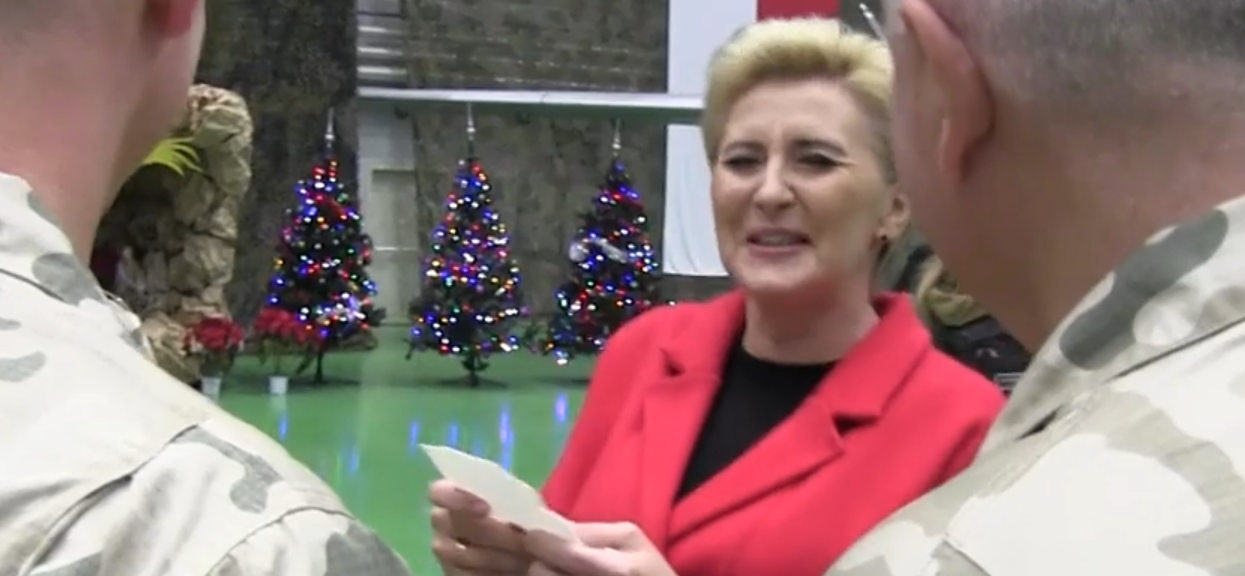 Takiego popisu dawno nie było. Agata Duda śpiewa w pąsowym stroju, trudno oderwać wzrok