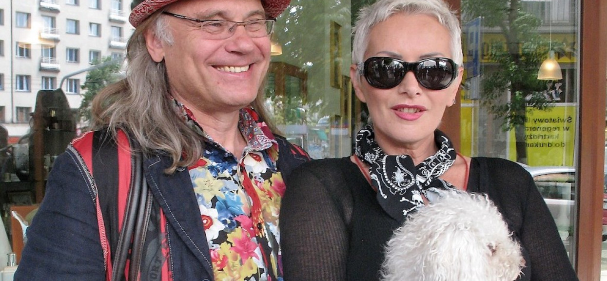 Po roku od śmierci Kory, Sipowicz ma nową kobietę. Dwa razy młodsza, kulisy ich związku są porażające