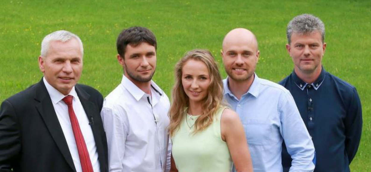 Gwiazdor "Rolnik szuka żony" został ojcem! Matka jego dziecka jest młodsza niemalże o 20 lat