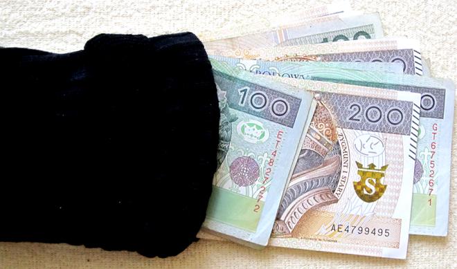 Nie chowasz pieniędzy w skarpecie? Lepiej zacznij, bo KE zaczyna wielkie polowanie