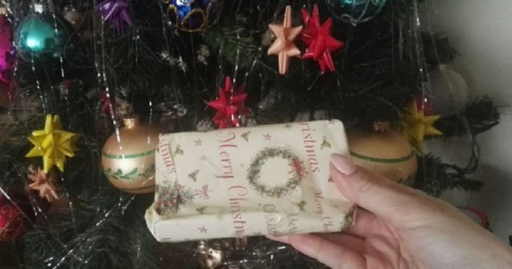 Pod choinkę dostała od teściowej malutki prezencik. Gdy go odpakowała, zaniemówiła, a oczy zaszły jej łzami
