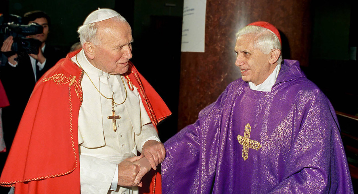 Jan Paweł II i Benedykt XVI dostawali ogromne pieniądze od księdza-pedofila? Media przekazały porażające informacje