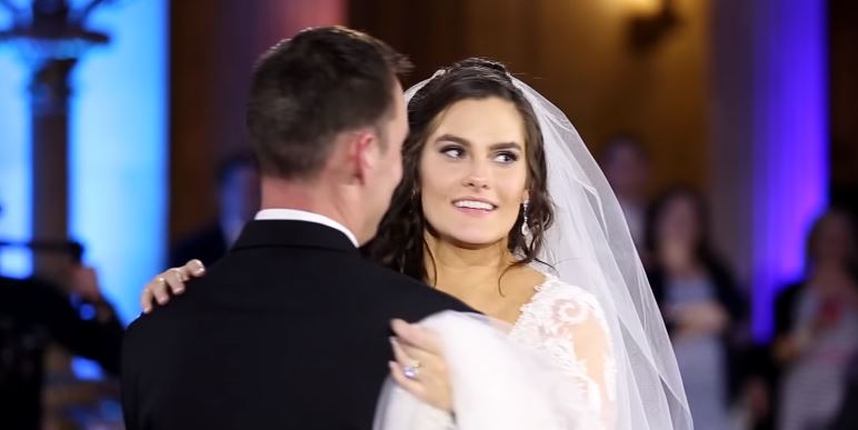 Ledwie rozpoczął się pierwszy taniec, gdy nagle panna młoda zalała się łzami. Goście nie wierzyli własnym oczom, co zrobił pan młody