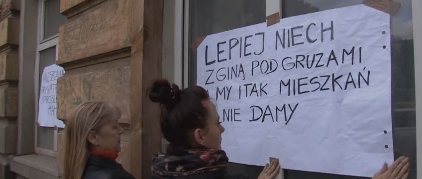 Nie śpią, bo boją się, że sufit zawali im się na głowy. Nikt nie chciał im pomóc, teraz dostali pismo, które doprowadziło ich do łez