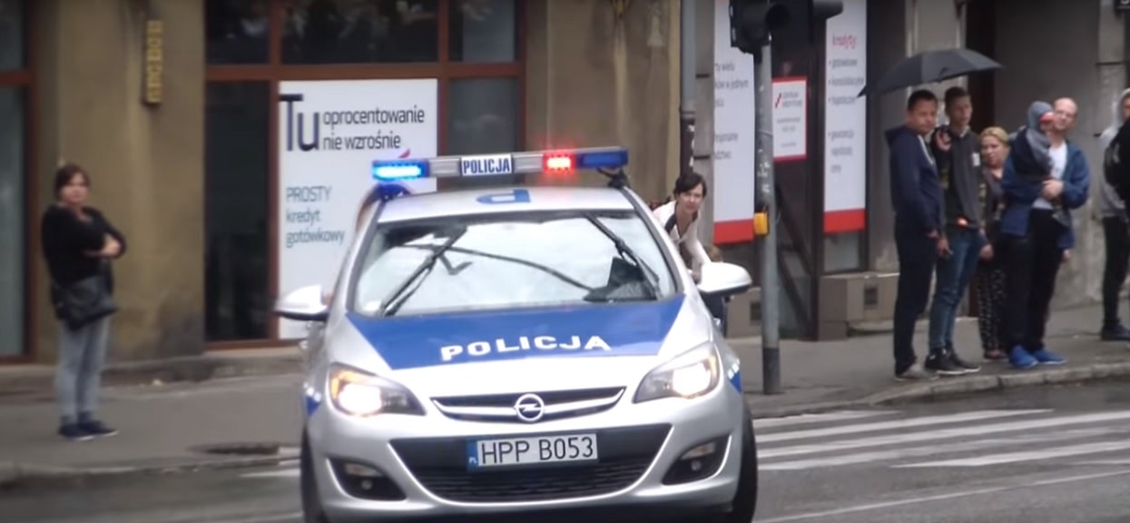 Z piskiem opon podjechała do policjantów, prawie ich taranując. Gdy zobaczyli jej 2-letnią córkę, natychmiast musieli reagować