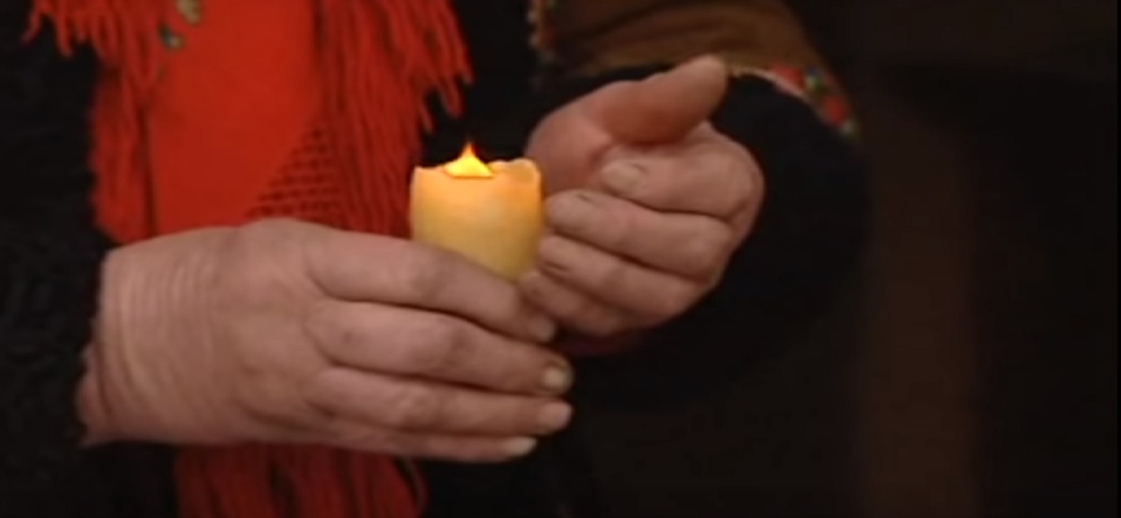 Myśleli, że babcia umarła i włożyli jej gromnicę w ręce. Słysząc jej ripostę osłupieli