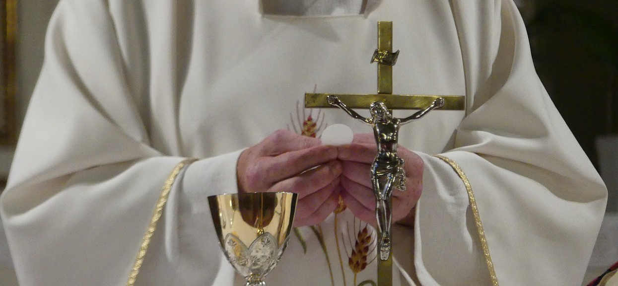 Prawdziwy kościelny cennik w końcu ujawniony. Księża podali konkrety