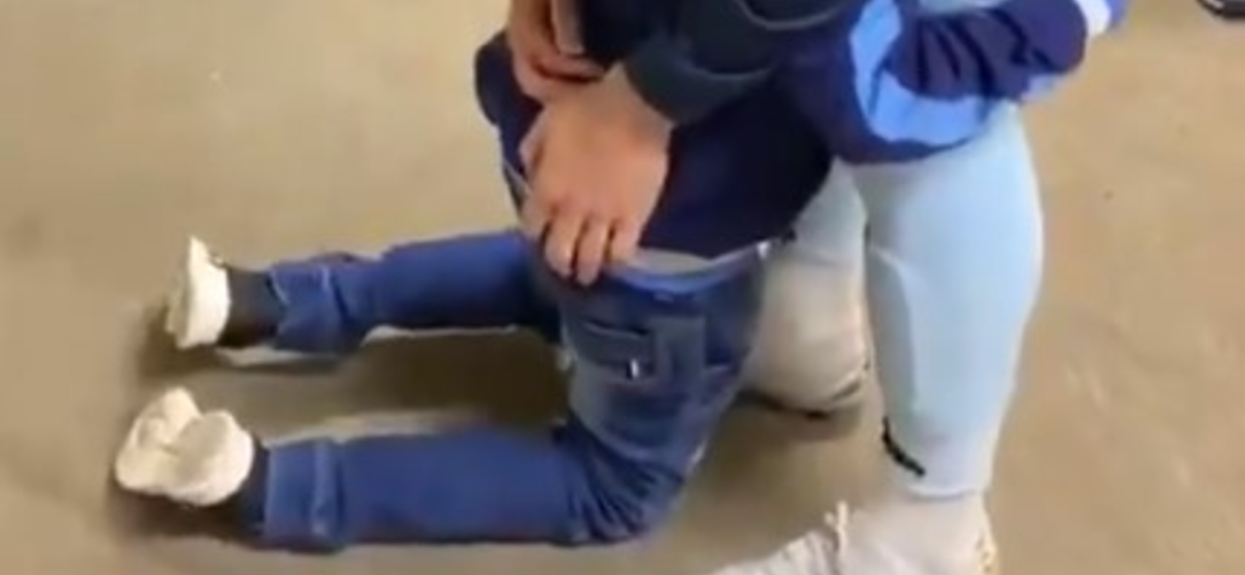 Dziecko na kolanach błagało swojego idola o jedno. Reakcja gwiazdora powala, wszystko się nagrało