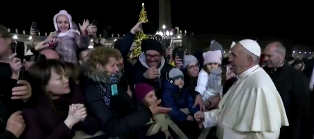 Papież Franciszek uderzył kobietę. Po wszystkim odszedł oburzony, porażający moment nagrały kamery