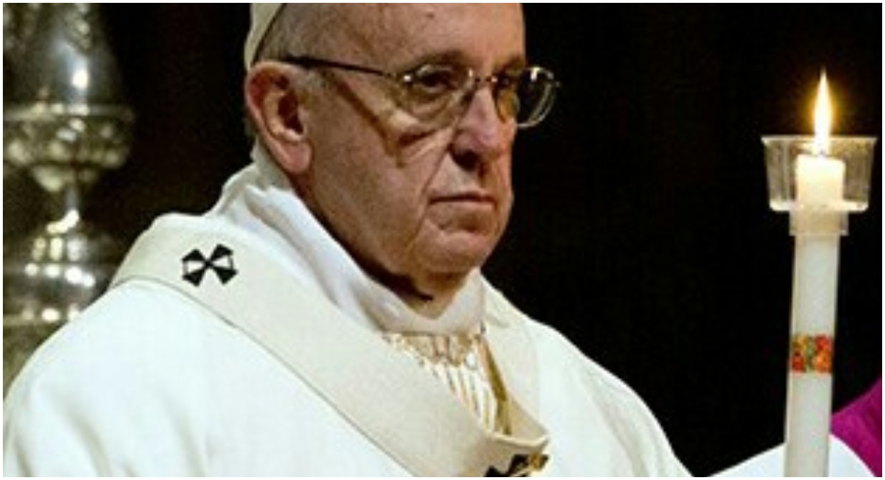 Papież Franciszek skomentował nagranie, na którym uderza kobietę. Wypowiedział krótkie, dosadne zdanie
