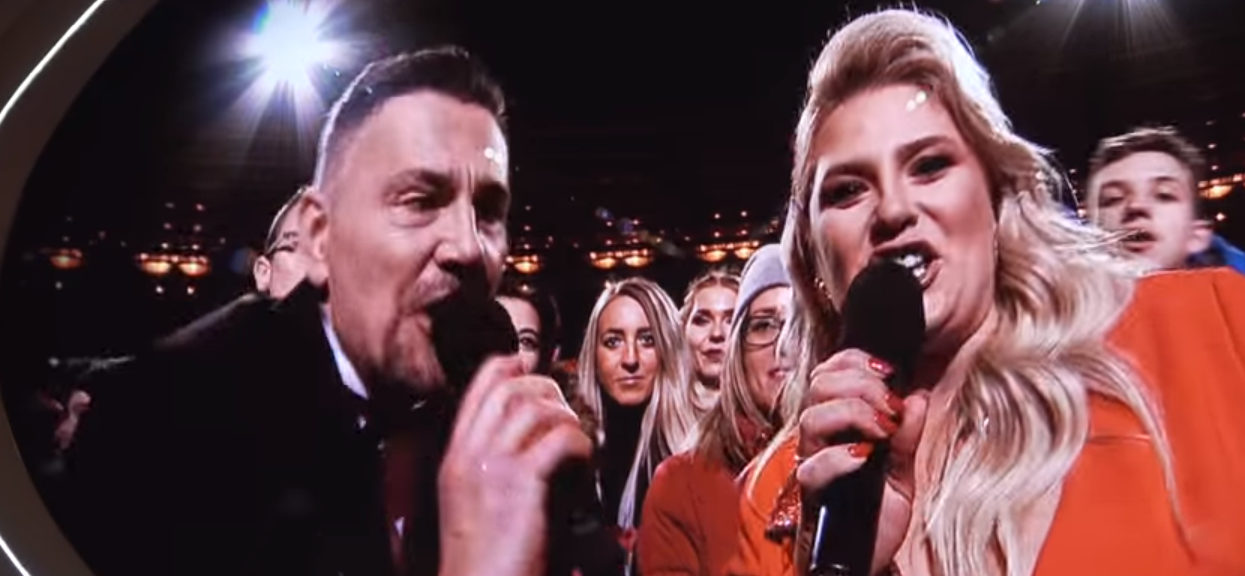 Ibisz podetknął mikrofon do stojących za nim ludzi. Za chwilę nie mógł ukryć zdumienia