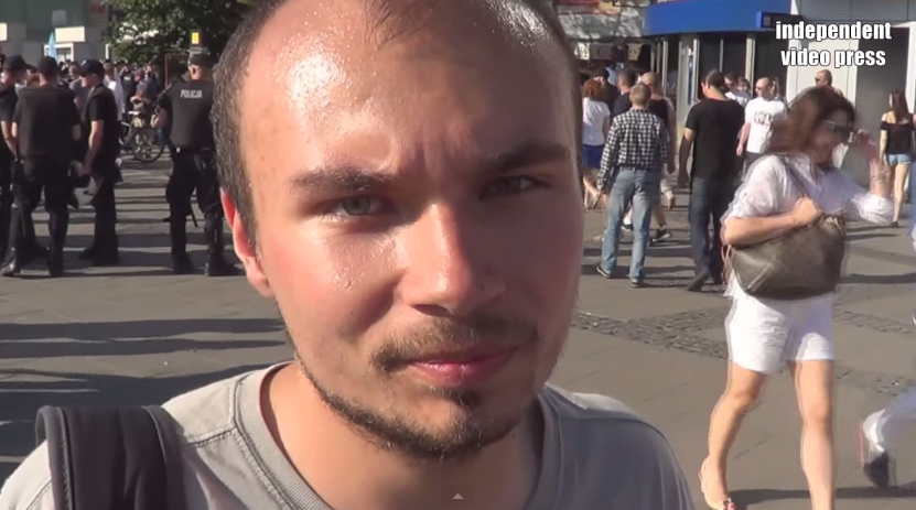 Narodowcy na Paradzie rzucili jajkiem. Trafili w... prawicowych youtuberów