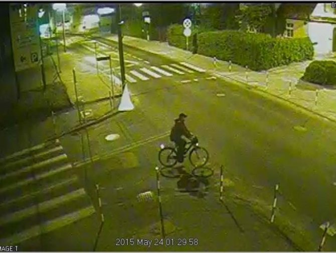 Policja poszukuje mężczyznę, który dorysował wąsy na plakacie z Dudą