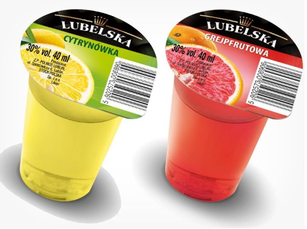 Wódka w plastikowych kieliszkach hitem sieci