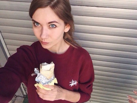 Nowa moda w Rosji. Piękne dziewczyny robią zdjęcia z kebabami