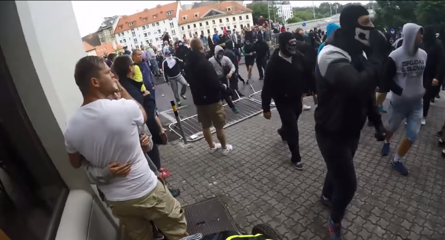 Wpadka antyislamistów. Zamiast muzułmanom przeszkodzili downhillowcom (video)
