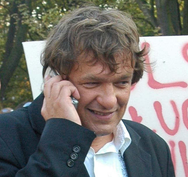 Policja u Tymochowicza. Chodzi o "pornografię dziecięcą"