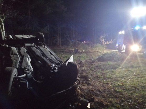 Całkowicie pijany wiózł syna samochodem. Dachował w rowie, ale najgorsze stało się dopiero potem