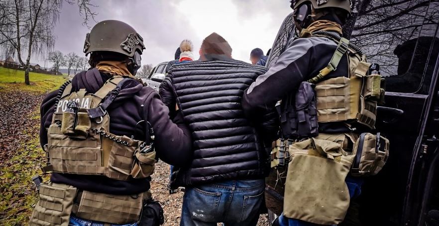 Weszła do domu babci i potknęła się o jej zwłoki. Brutalny morderca uciekał przez 23 lata, przyszli po niego w Wigilię