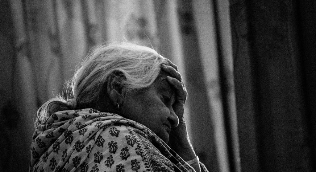 92-letnia babcia miała dostać od wnuczka upragnioną przesyłkę. Gdy przyjechał kurier, zamarła, nie miał dla niej litości