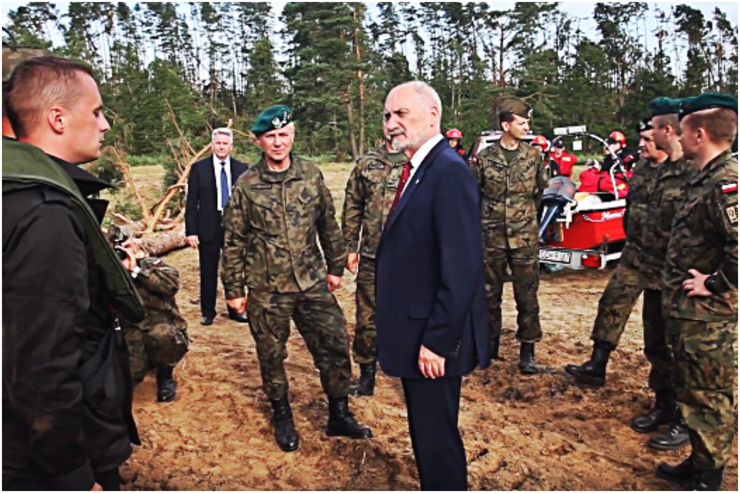 Gorąco po wycieku nagrania. Macierewicz do żołnierzy w Rytlu. "Nie ma co ryzykować" (video)