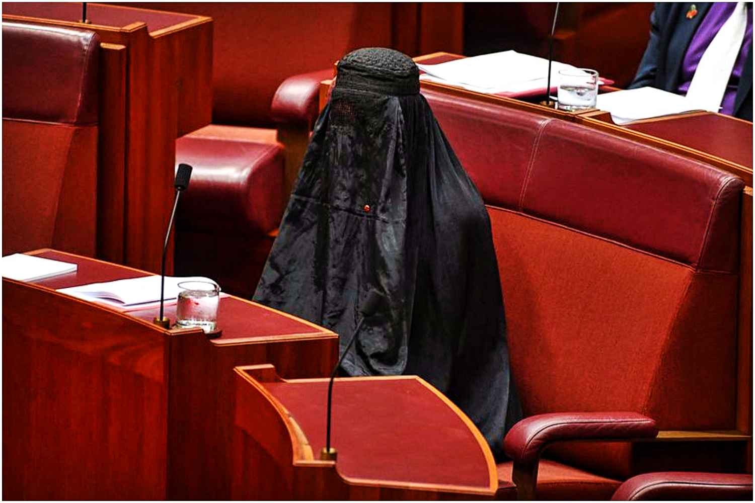 Politycy w szoku. Szefowa antyimigracyjnej partii zjawiła się w parlamencie w burce (foto)