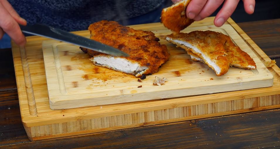 Przepis na idealny, ogromny kotlet schabowy po staropolsku zachwyci domowników. Soczysty i chrupki smakuje jak ambrozja
