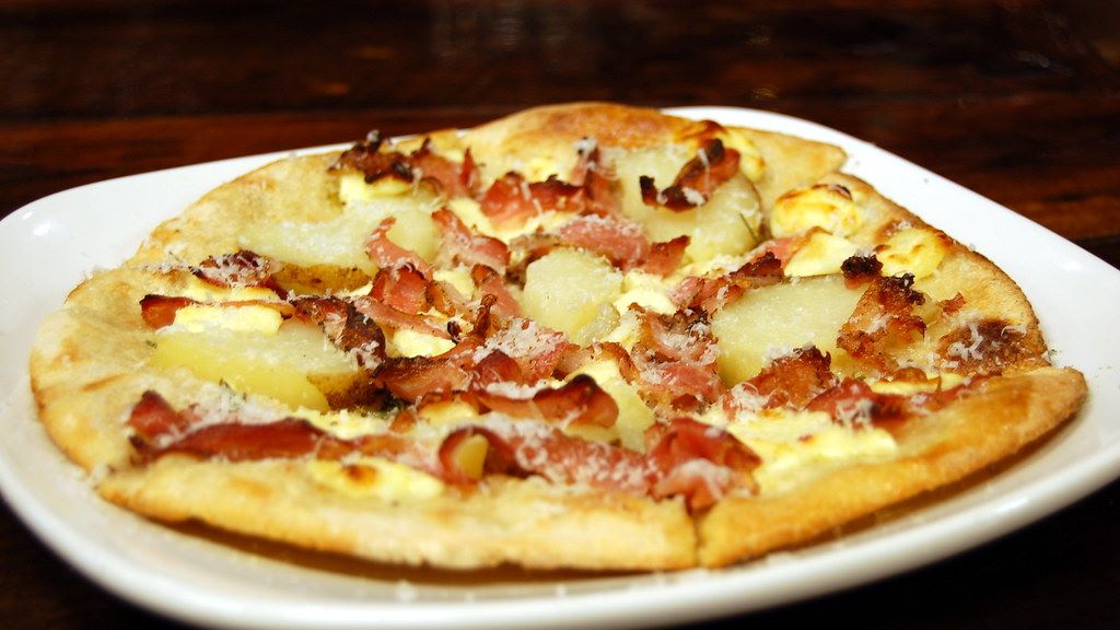 Podgrzewał mrożoną pizzę. Gdy zajrzał do piekarnika, natychmiast pobladł, życie jego rodziny znalazło się w niebezpieczeństwie