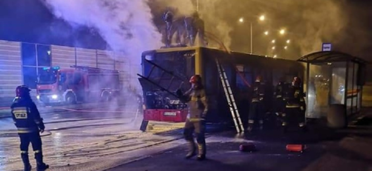 Autobus palił się w trakcie jazdy, kierowca niczego nie zauważył. Dym i płomienie dostrzegli przechodzący obok strażacy, rzucili się na ratunek