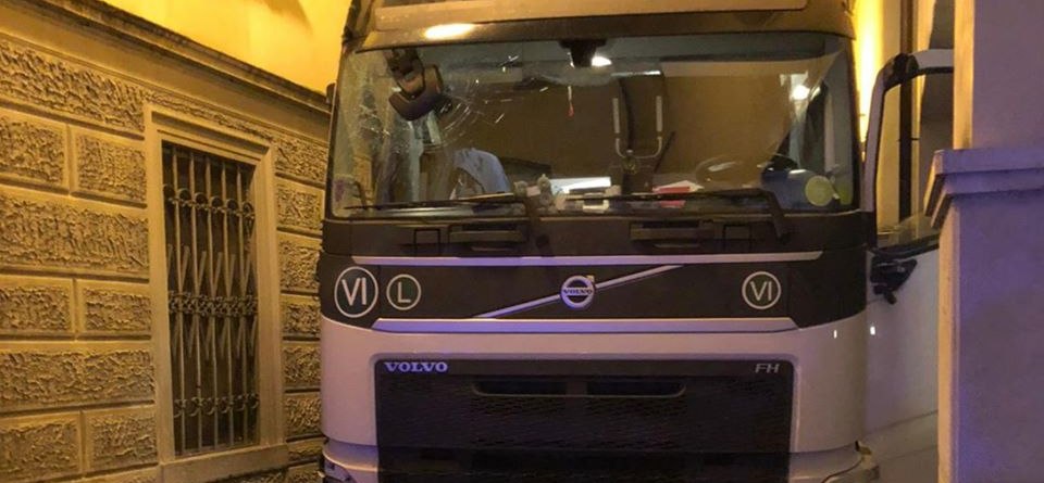 Kompletnie pijany Polak tirem zdemolował miasteczko. Taranował wszystko na swojej drodze