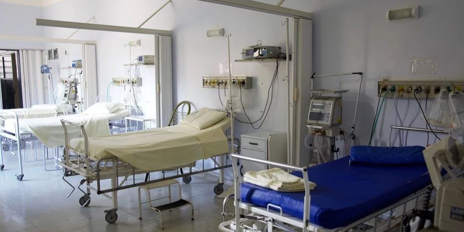 Gwiazda TVN w szpitalu. Zdjęcia po ciężkiej i nagłej operacji pojawiły się w sieci, emocjonalny apel