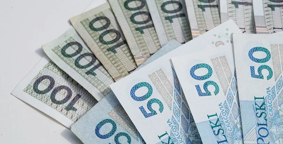 W ostatniej chwili zmieniono zasady, emeryci nie mieli o nich pojęcia. Chodzi o dodatkowe 500 złotych do emerytury