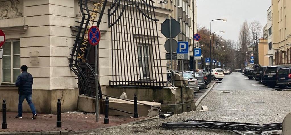 Brama do Kancelarii Prezydenta doszczętnie zniszczona. Jest film z miejsca zdarzenia