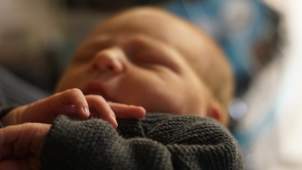 Po spokojnym porodzie lekarz obejrzał dziecko i zaniemówił. Widok był druzgoczący