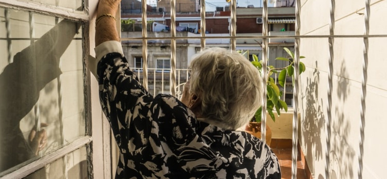 Kasjerka odezwała się w bezczelny sposób do emerytki. Reakcja seniorki jest mistrzowska, klientów zamurowało