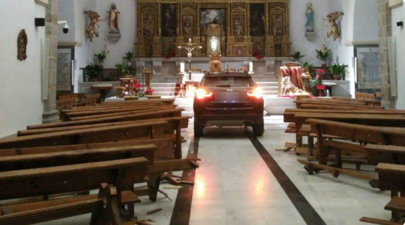 Mężczyzna z impetem wjechał do kościoła, staranował wszystko na swojej drodze. Podał powalający powód
