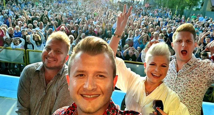 Gwiazda Polsatu zabrała głos w sprawie bójki Pięknych i Młodych. Zespół disco polo zrównany z ziemią