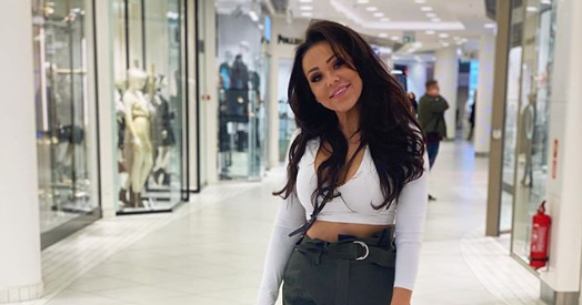 Sylwia Bomba pokazała się w stylizacji, która nie pasuje do młodej mamy. Uwagę przykuwa jeden szczegół