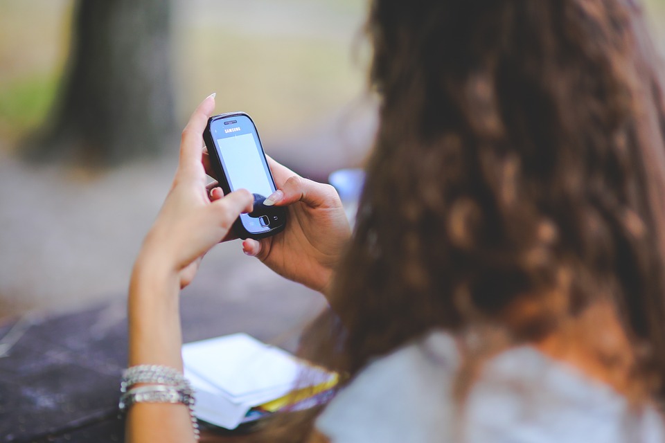 Kiedy mąż się kąpał, przyszedł do niego sms. Żona potajemnie odczytała wiadomość i pobladła