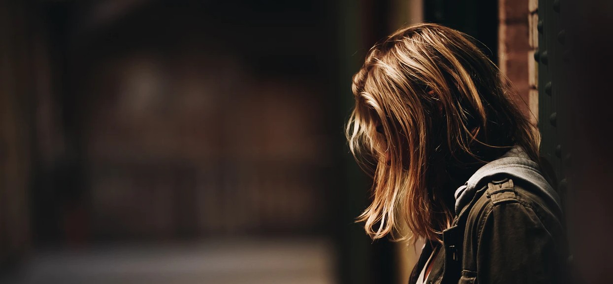 Spędziła noc z koleżankami. Gdy wróciła do domu, partner ukarał ją za spóźnienie, zdjęcie jej twarzy mówi wszystko