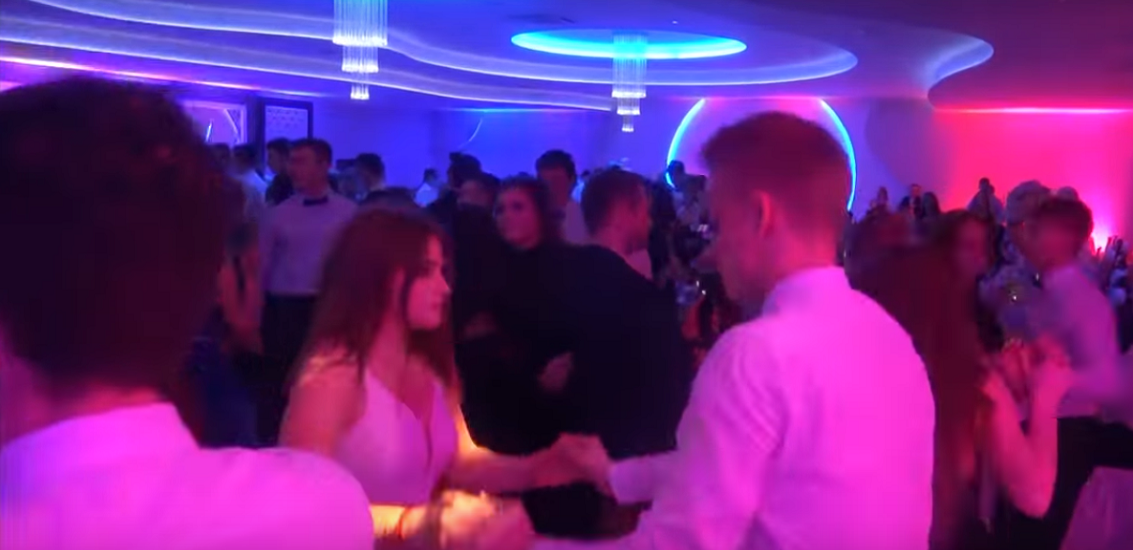 Disco polo króluje na polskich studniówkach. Licealiści szaleją na parkiecie do największych hitów, nagrania robią furorę
