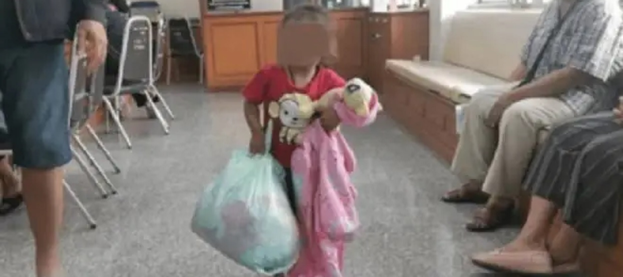 Znaleźli porzuconą 2-latkę z listem w ręku. Kiedy przeczytali słowa jej mamy, nie mogli się opanować