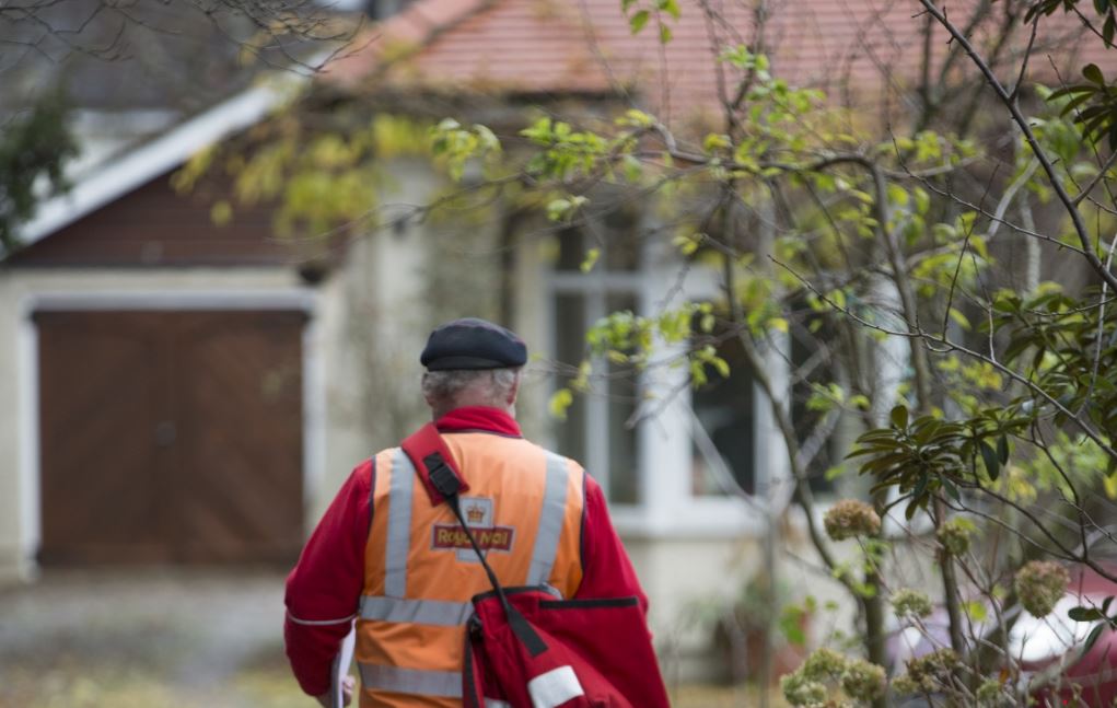 Listonosz dostarczył list, ale nikt mu nie otwierał. Gdy zajrzał przez okno do domu, zamarł z przerażenia