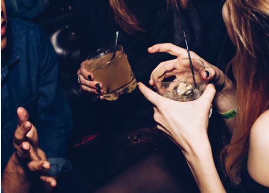 Tragiczny finał libacji, nie żyje mężczyzna. Ola najpierw się roznegliżowała, a potem chwyciła za nóż